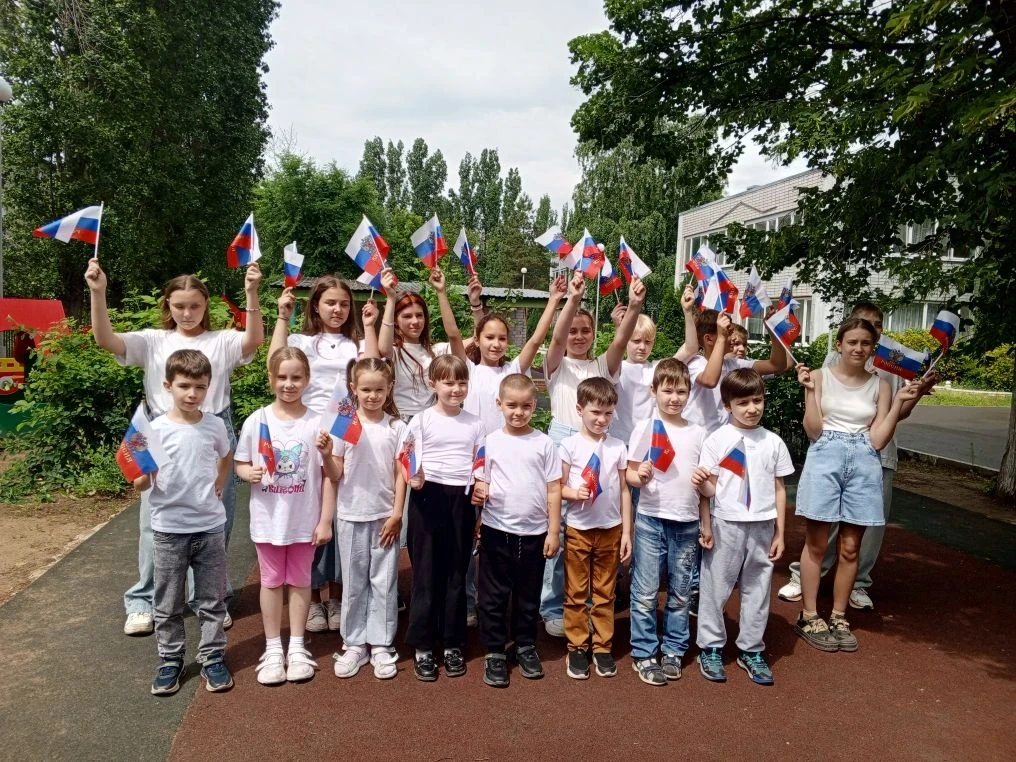 В преддверии празднования Дня России наши ребята из группы «Бабочка» совместно с учащимися 5 «Б» кла