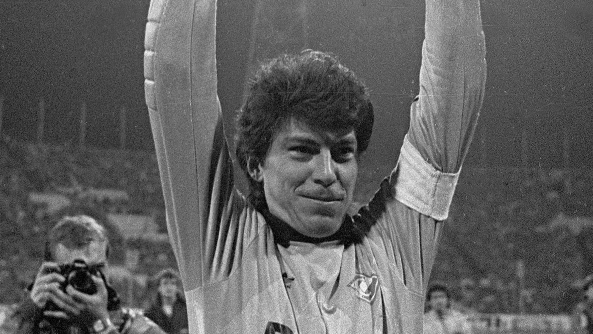 Ринату Дасаеву — 69!

Сегодня свой день рождения отмечает прославленный советский вратарь, легенда о