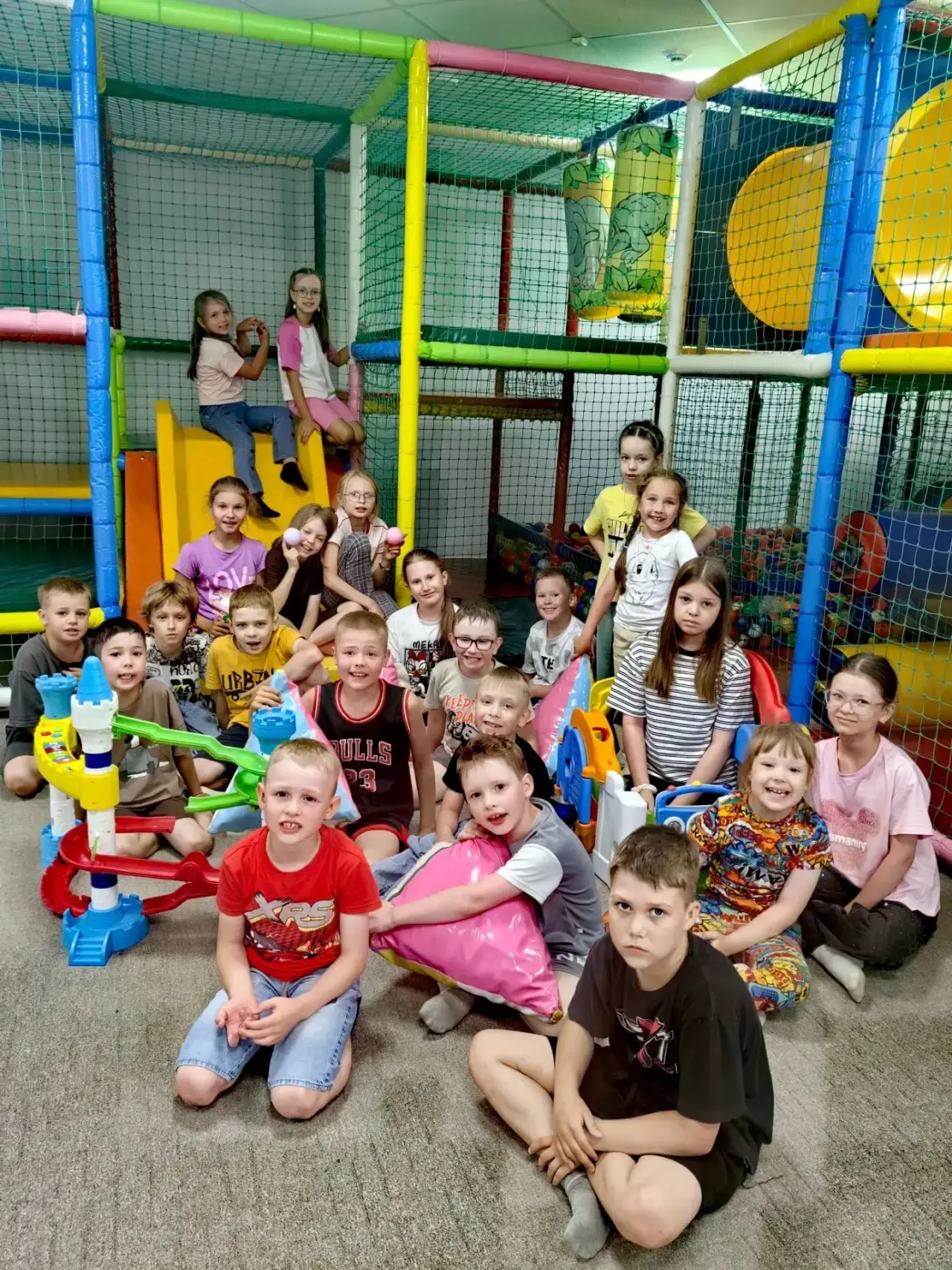 Сегодня ребята из пришкольного лагеря «Солнышко» побывали в студии праздника — и это было настоящее 