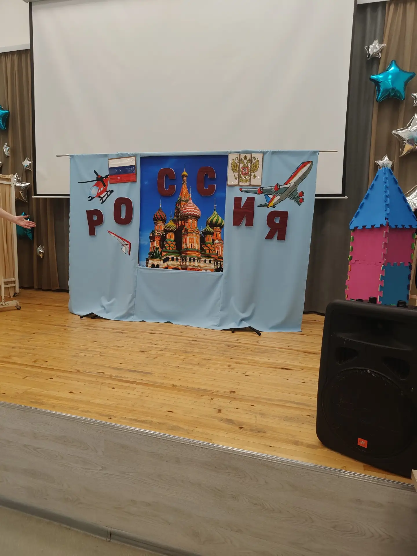 С Днём России! Как мы отметили главный праздник страны в лагере 🇷🇺✨

11 июня 10-й день нашей смены