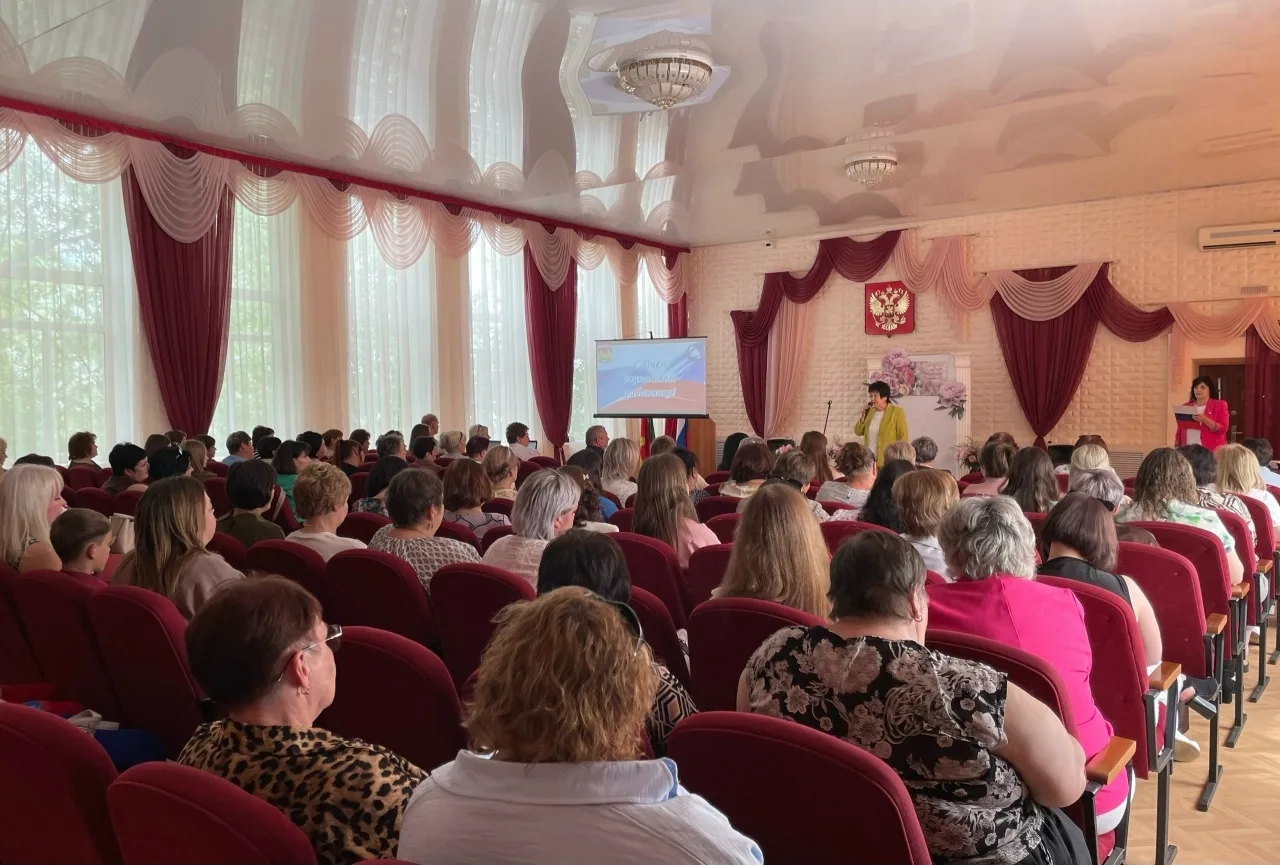 💐 Добрым словом, открытым сердцем: в администрации округа чествовали героев социального фронта 
 
С