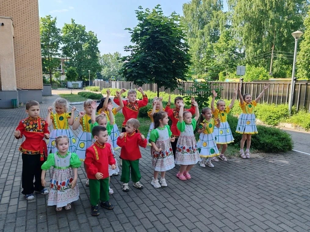 В этот день вокруг красиво:
всюду флаги и цветы.
День России! День России!
Нарядились я и ты.
Почему