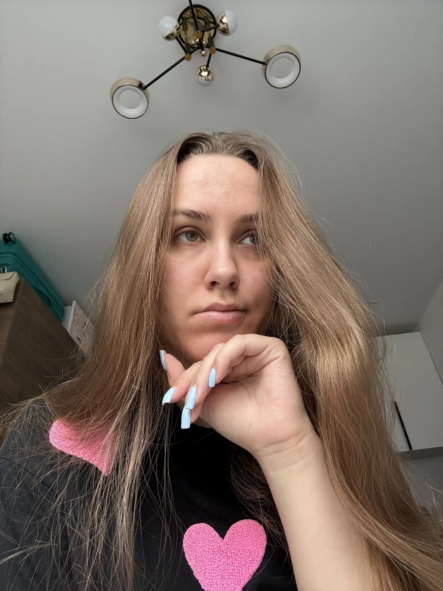 сидим грустим! 🥲

должна была ехать на гендер пати к друзьями, но мама очень сильно заболела и я ре