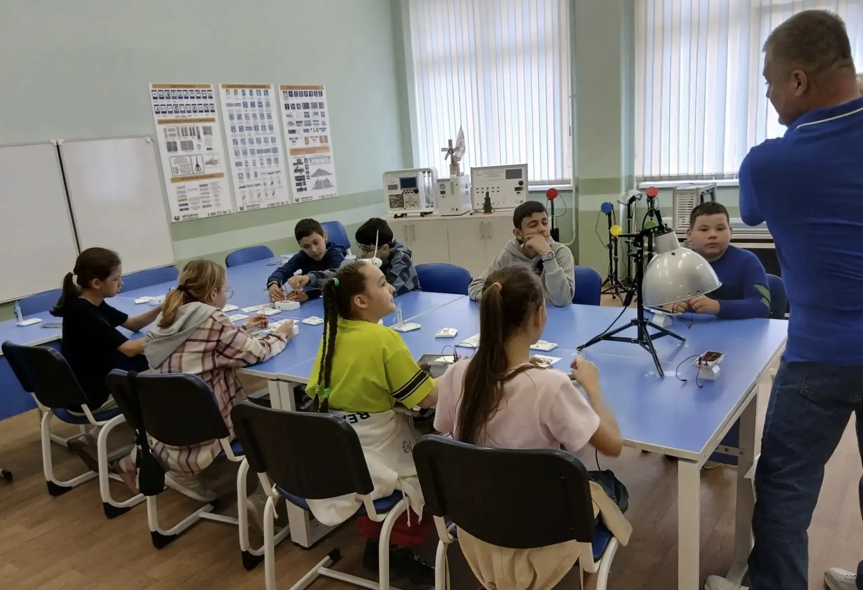 С чего начинается путь в инженерию? С «Кванториума»! 👨‍🔬

Гостями детского технопарка стали учащие
