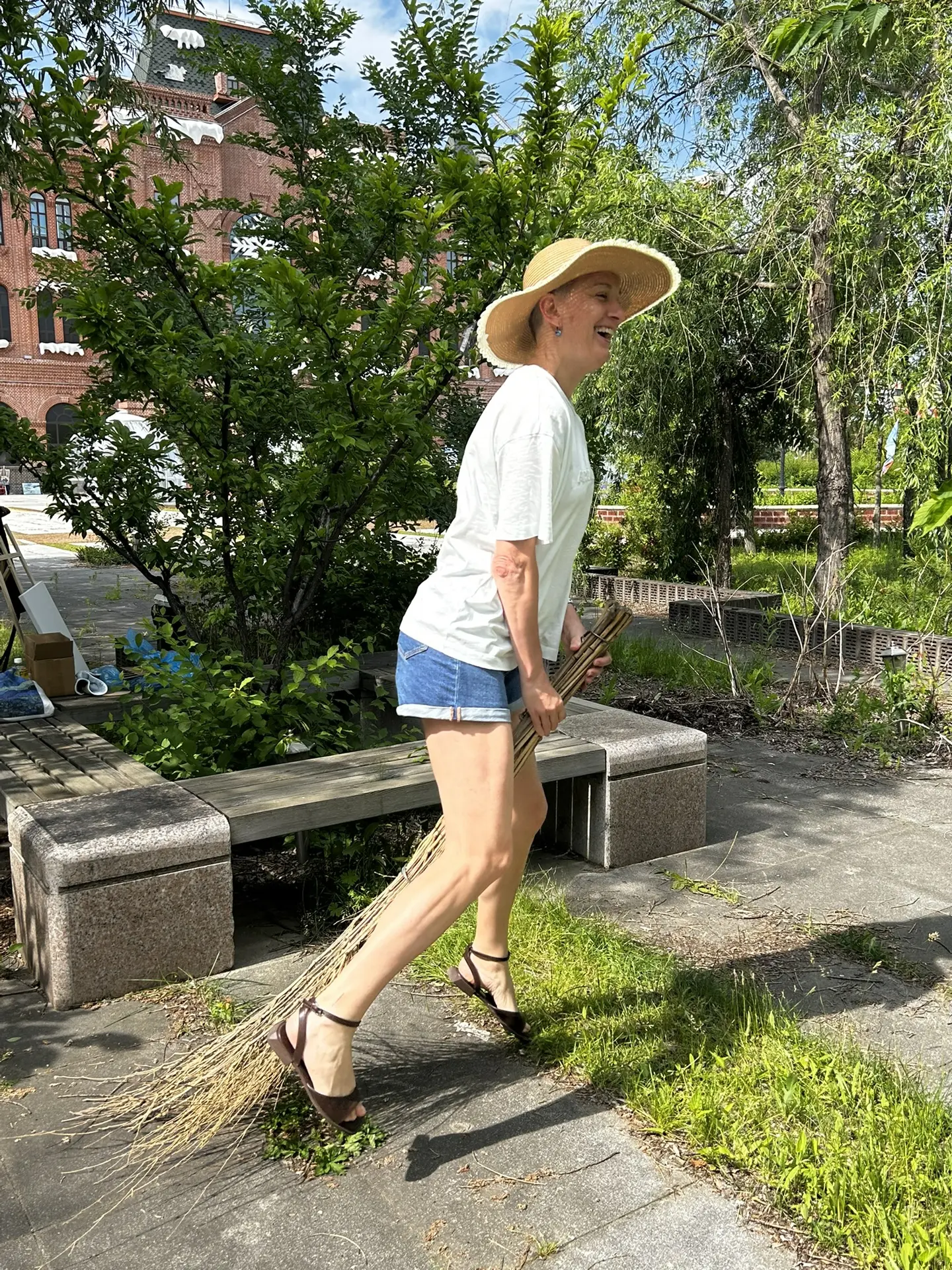 Я летала на метле…. 
Рассказываю про свою удивительную поезду. 
Это из серии - говори «да» на самые 