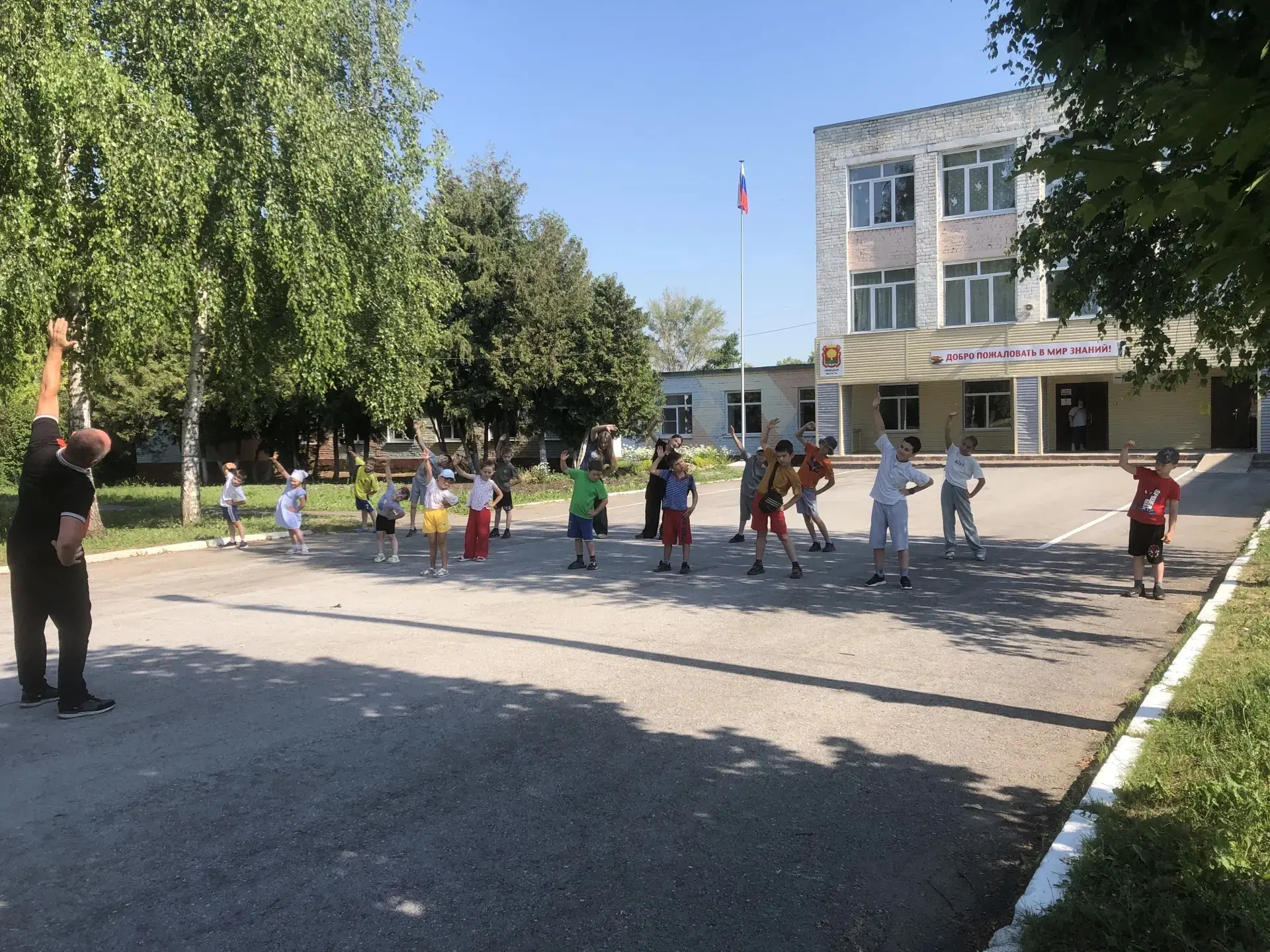 В пришкольном лагере  сегодня день начался с традиционной линейки, гимна. Подвижные игры являются об
