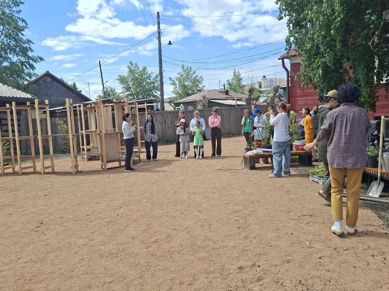🏡 14 июня в Кяхте прошла акция по благоустройству двора Центра дополнительного образования

🌿 В ра