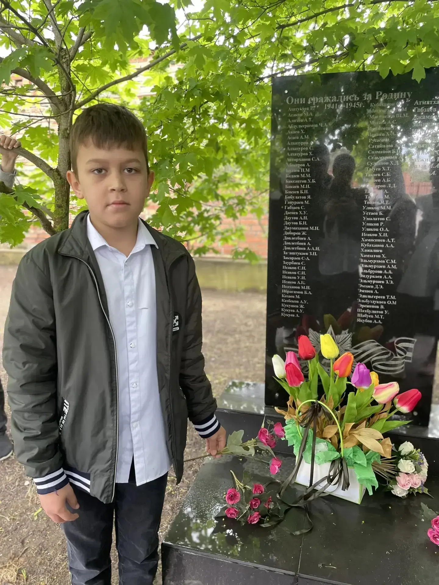 Сегодня наши ученики воздали дань памяти героям Великой Отечественной Войны. Они посетили мемориал, 
