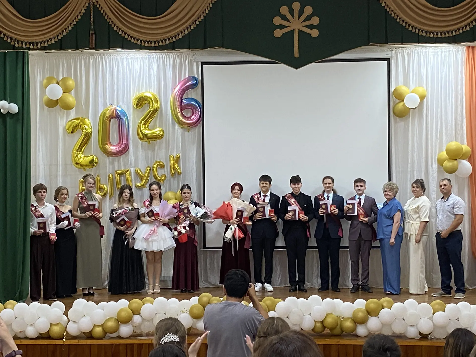 Вчера прошел выпускной в первой школе. 40 выпускников, из них 11 золотые медалисты, 5 серебро. Мой с