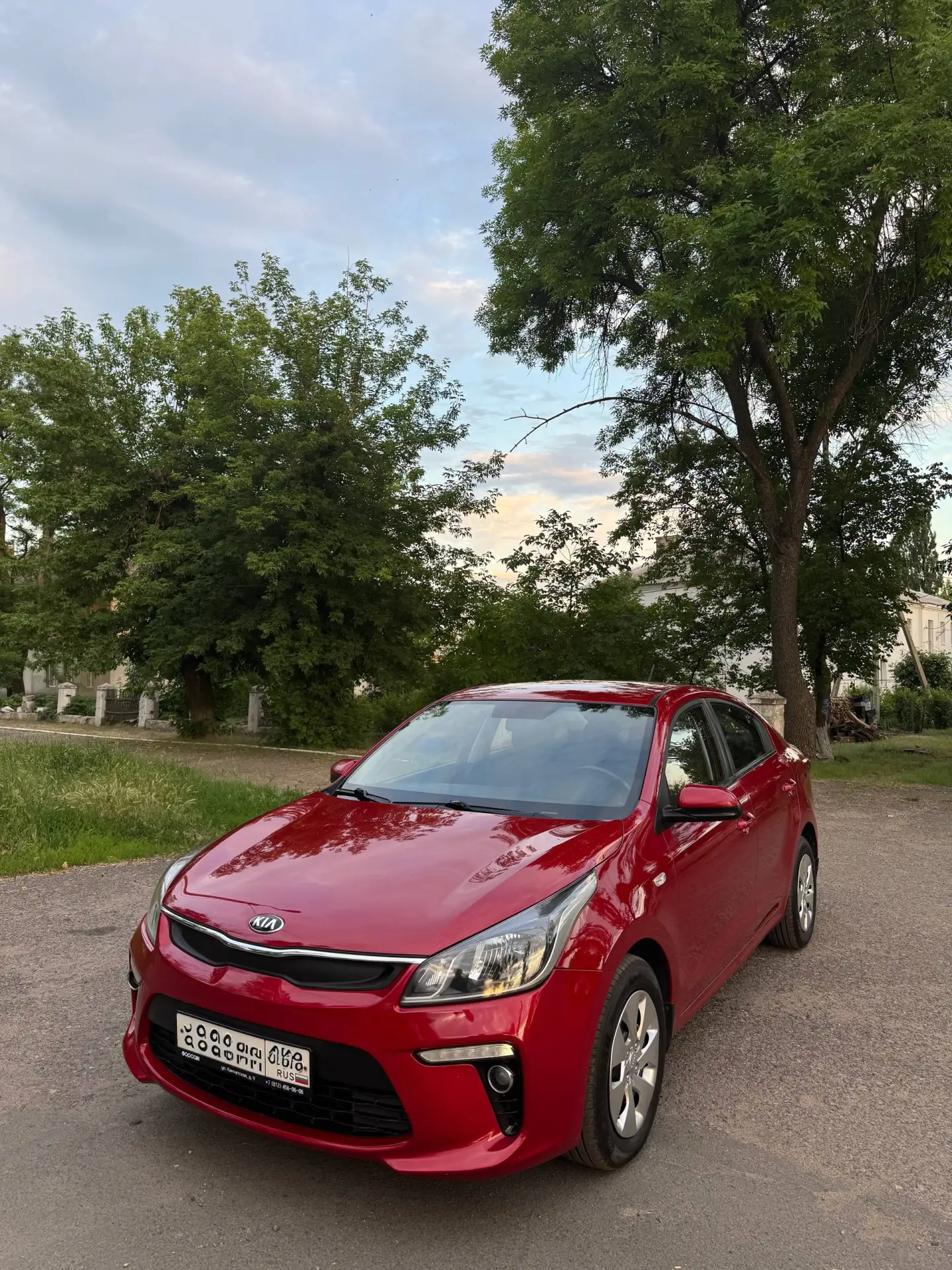 Kia Rio IV 2017 года
Родной пробег 184 тысячи км
Двигатель 1.6, коробка автомат, всё работает отличн