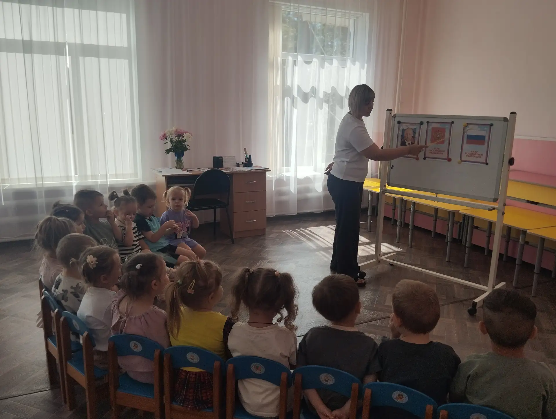 В младшей группе прошла беседа "Наша родина - Россия!" Дети узнали, что наша Родина очень большая и 