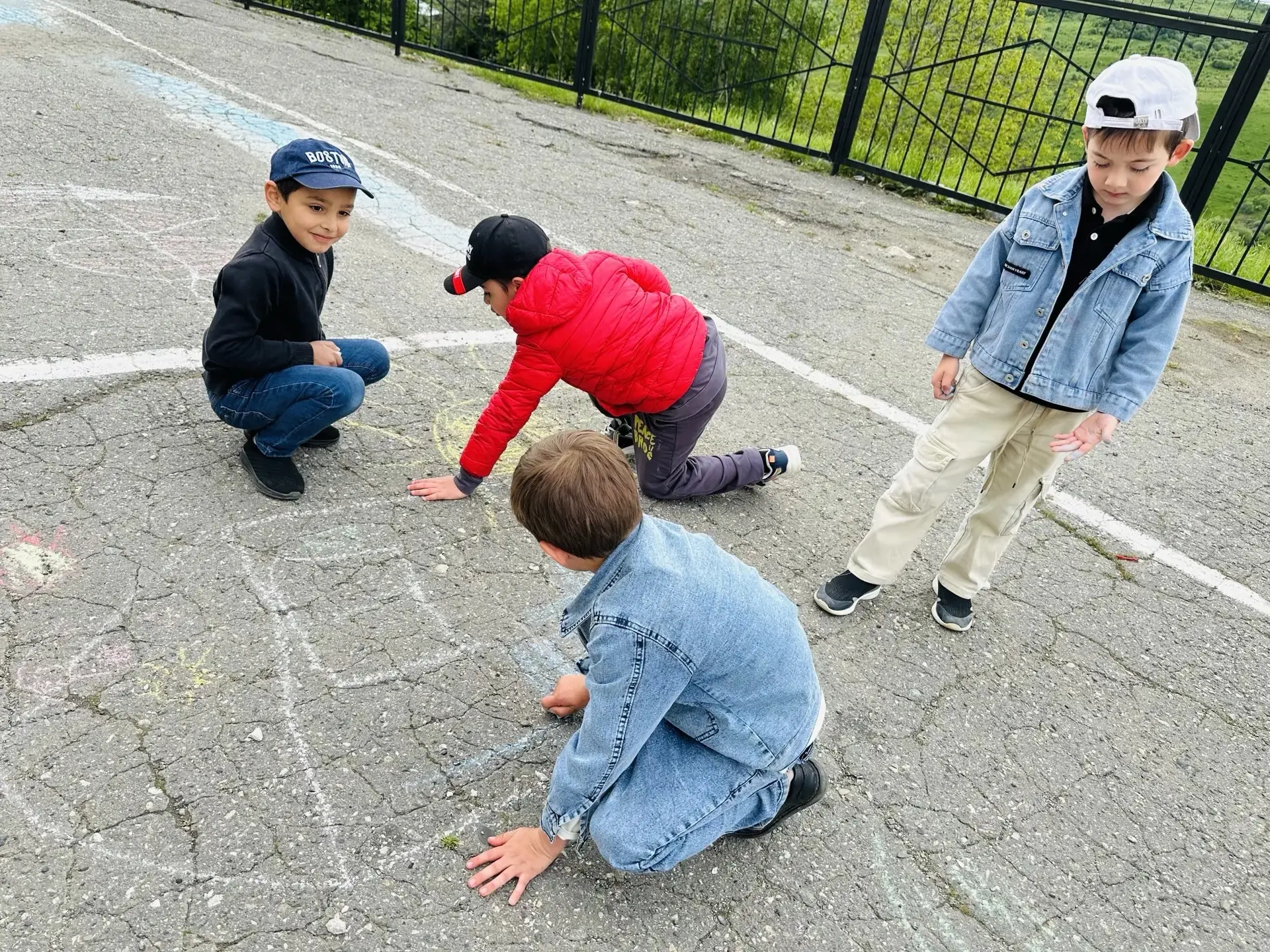 🎨 Разноцветное детство в «Чебурашке»!

В День защиты детей наш пришкольный лагерь школы аула Эльтар