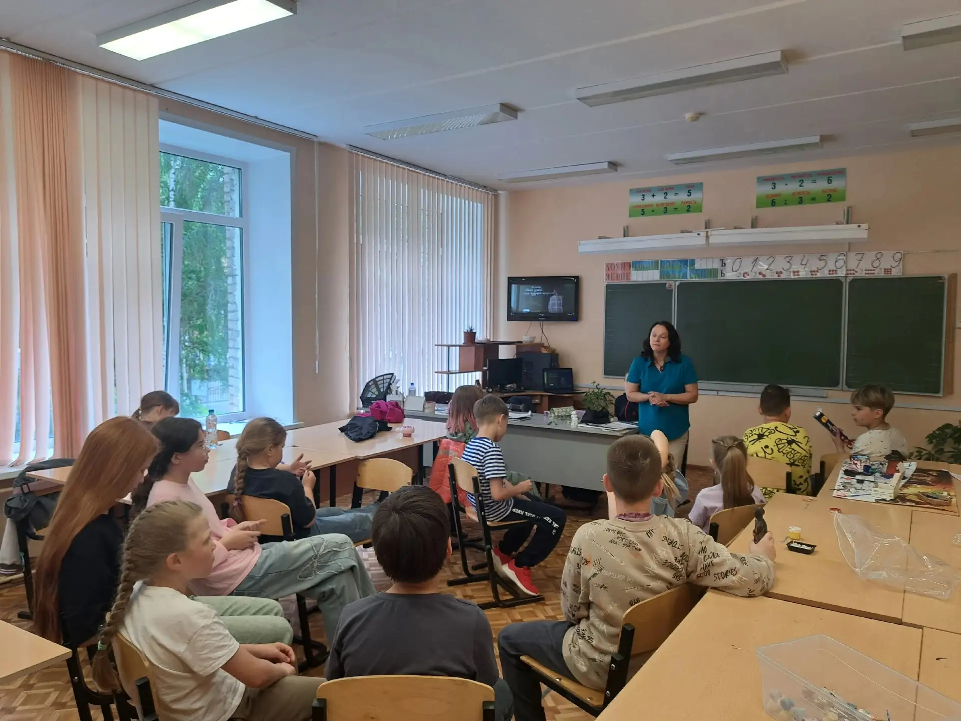 Накануне Дня Памяти и скорби ребята из 1,4 и 5 отрядов пришкольного лагеря посетили Кинолекторий "Де