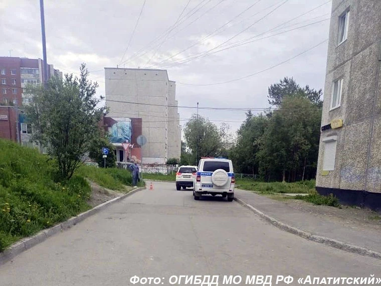В минувшие выходные в Апатитах на дворовых территориях два человека попали под колёса автомобилей. О