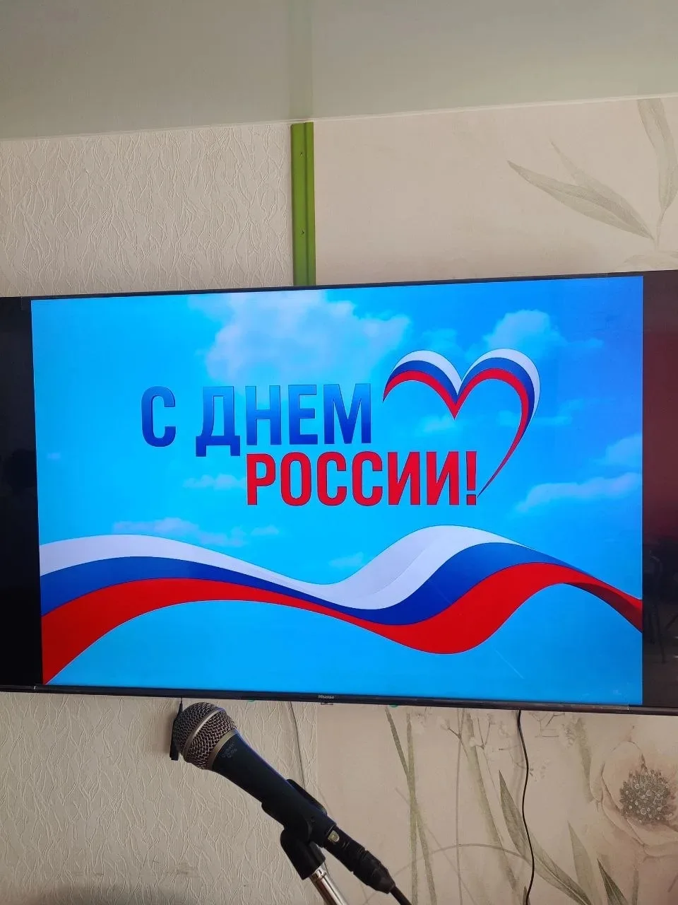 Сотрудники МБУ «Дебальцевский центр культуры и досуга» совместно с вокальным коллективом ветеранов т
