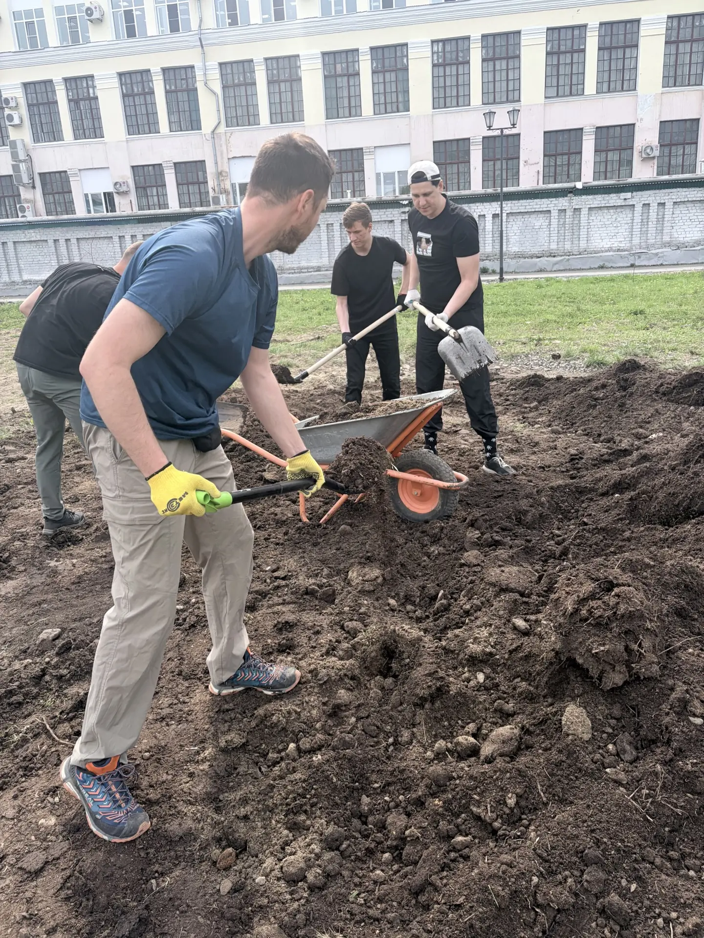 В Сквере трудовой славы прошло мероприятие по высадке деревьев🌳

Сегодня в Сквере трудовой славы со