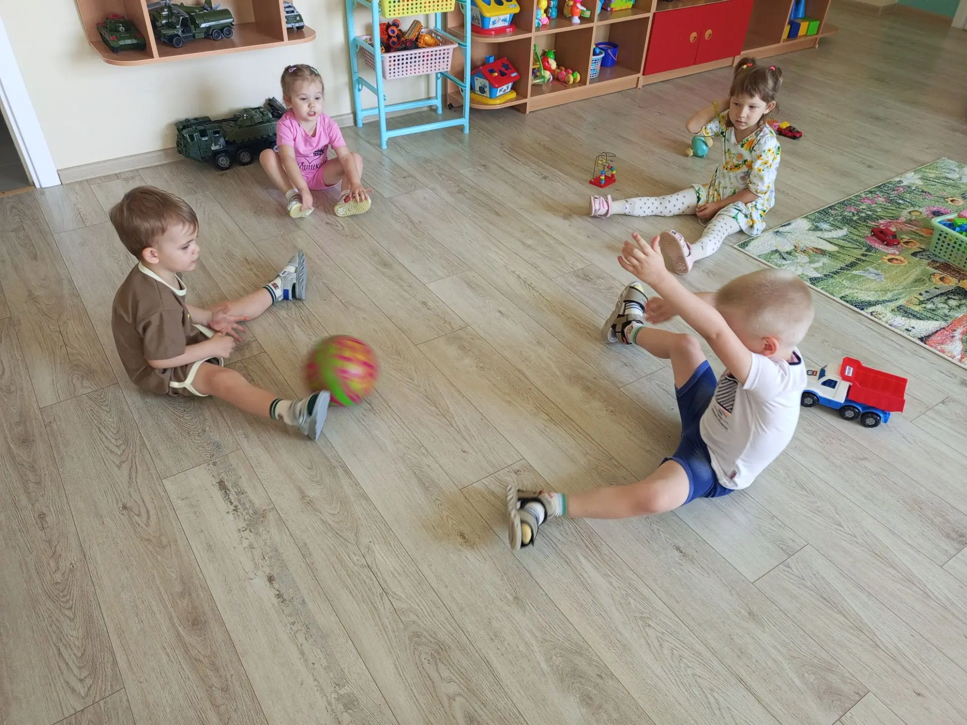 Мы весёлые ребята, 🤸‍♂️🤸‍♀️
Озорные малыши! 👧👦
Мы играем  и скакаем ,
И смеёмся от души. 😊🎶

С