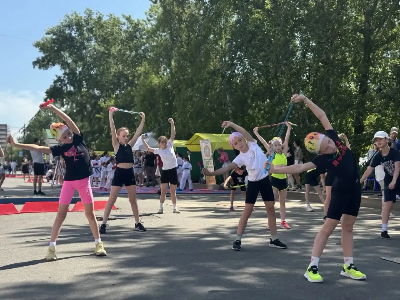 С Днём города, Томск! 🎉 

Томску 422 года, и сегодня наши спортсмены - хоккеисты и фигуристы - пров
