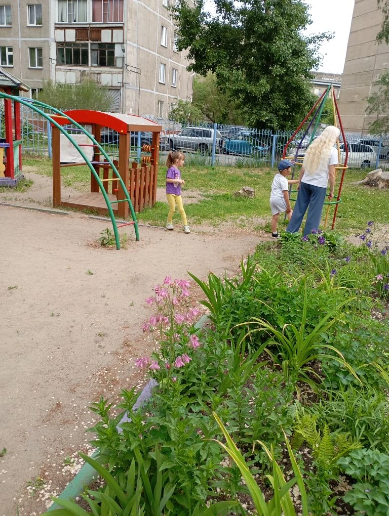 Все успевает наш замечательный логопед и воспитателя, который в отпуске подменяет и с детьми занимае