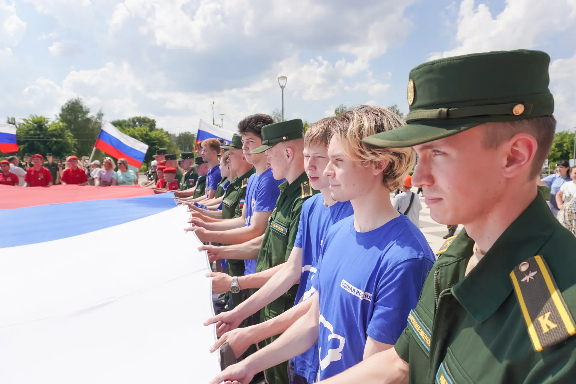 Волонтеры Единой России и Молодой Гвардии приняли участие в торжественных мероприятиях, посвященных 