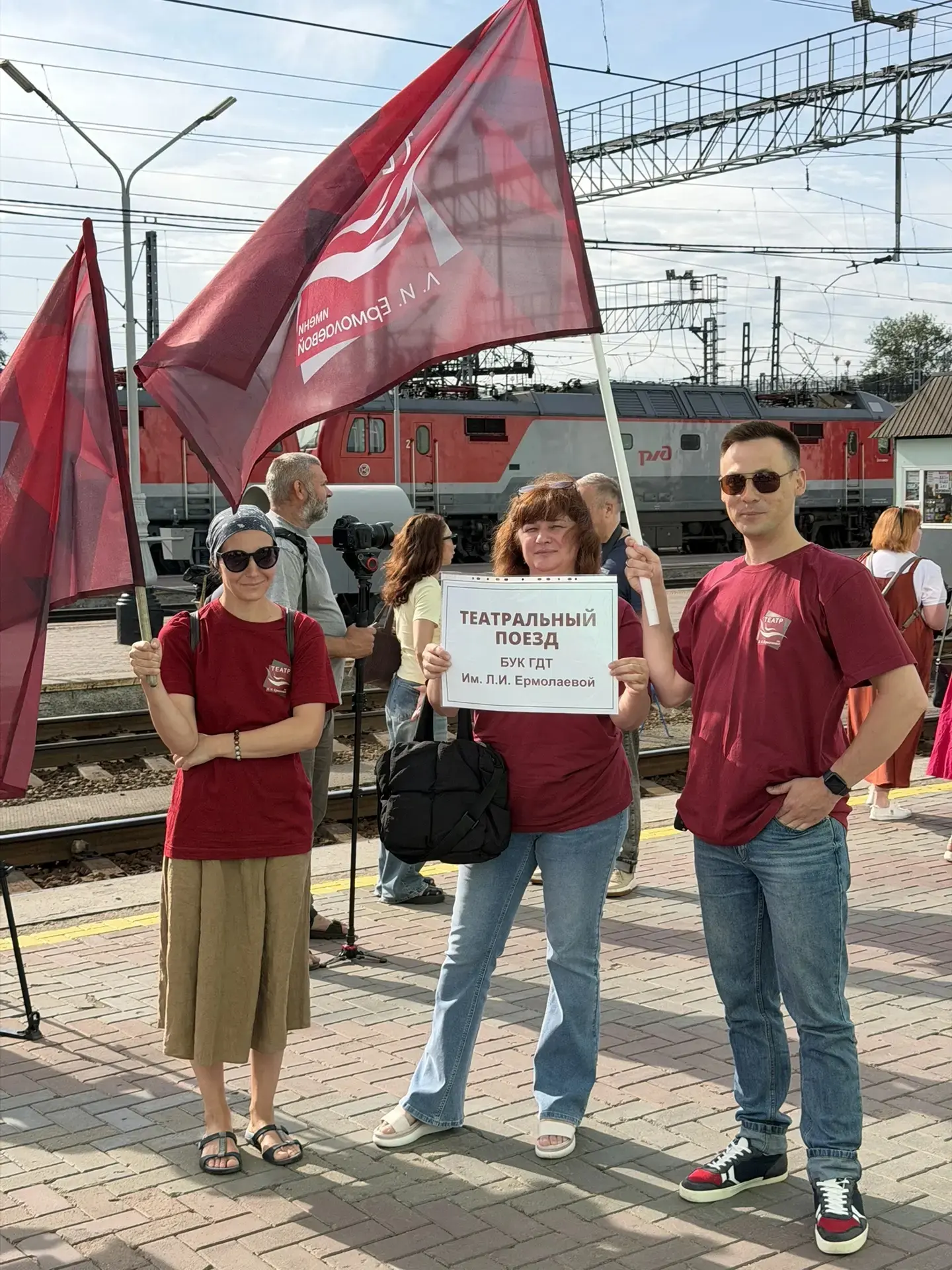 В наш город прибыл «Театральный поезд»! 
 
Сегодня на вокзале было по-настоящему празднично — мы вст