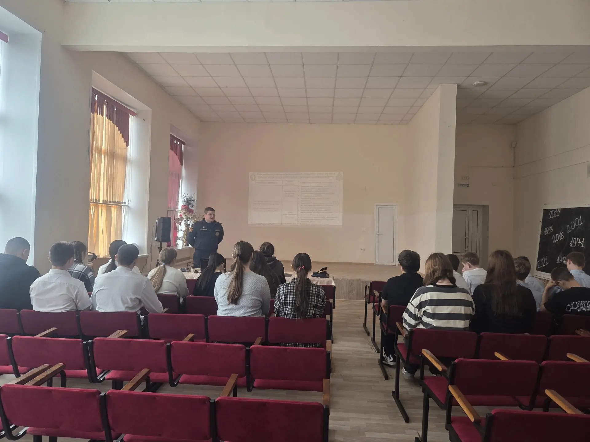 Для учеников 8 - 11 классов прошла Классная встреча с Егором Андреевичем Деменевым, старшим лейтенан