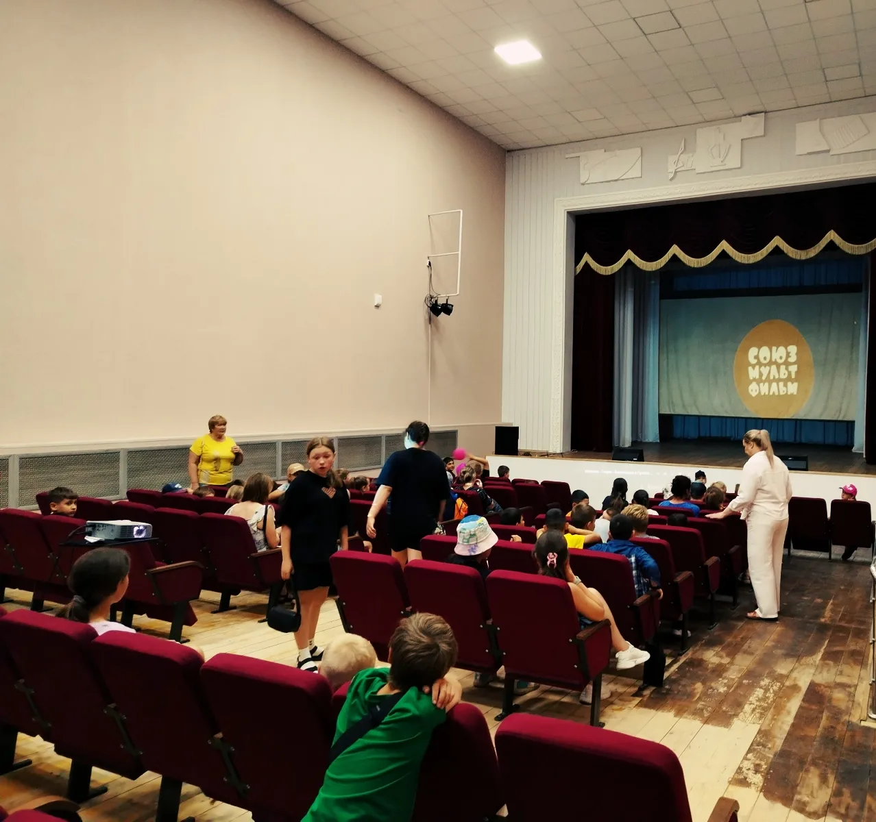 В СКЦ Кеслеровского сельского поселения для ребят прошел показ мультфильма «Простоквашино».Дети с уд
