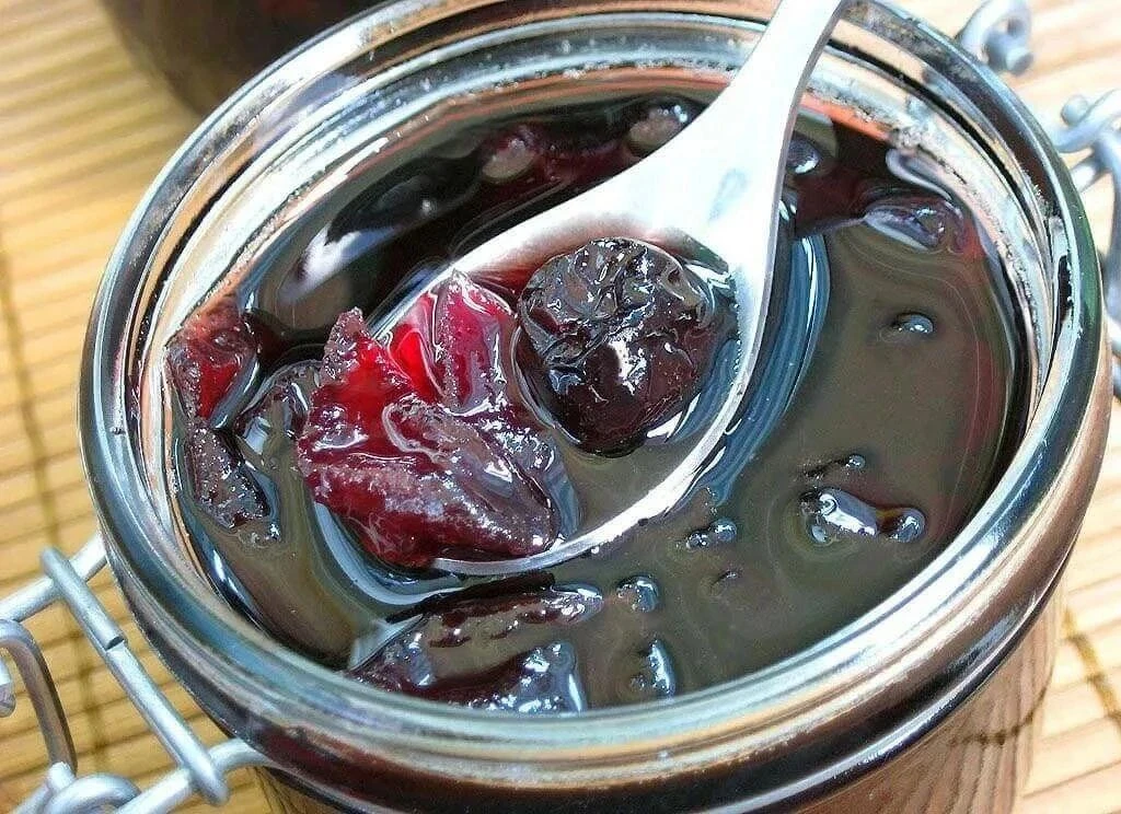 Чия белән кара җимеш кайнатмасы 😋

Чияне юабыз да бер сәгать салкын суда тотабыз. Аннары төшен алаб