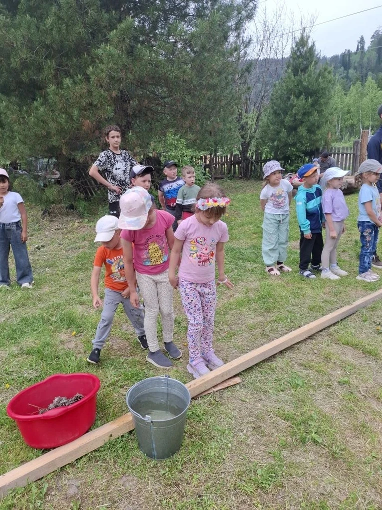 🎉 Лесные приключения продолжаются! 🌲🎒

Вчера и сегодня наши отряды превратились в настоящих иссле