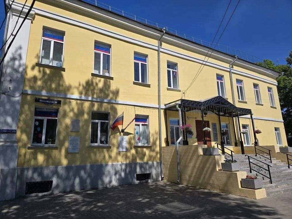 В лицее прошла акция «Окна России» — здание украсилось в цвета триколора!🇷🇺✨
 В рамках акции ко Дн
