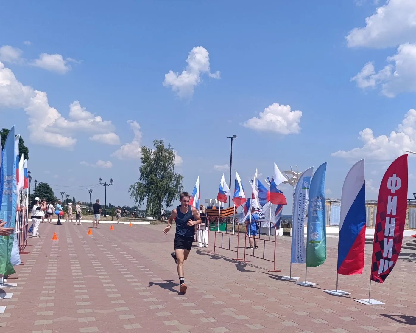 ✅ Попов Александр, обучающийся 9в класса, стал первым 💪в массовым забеге, посвященном Дню России🇷�