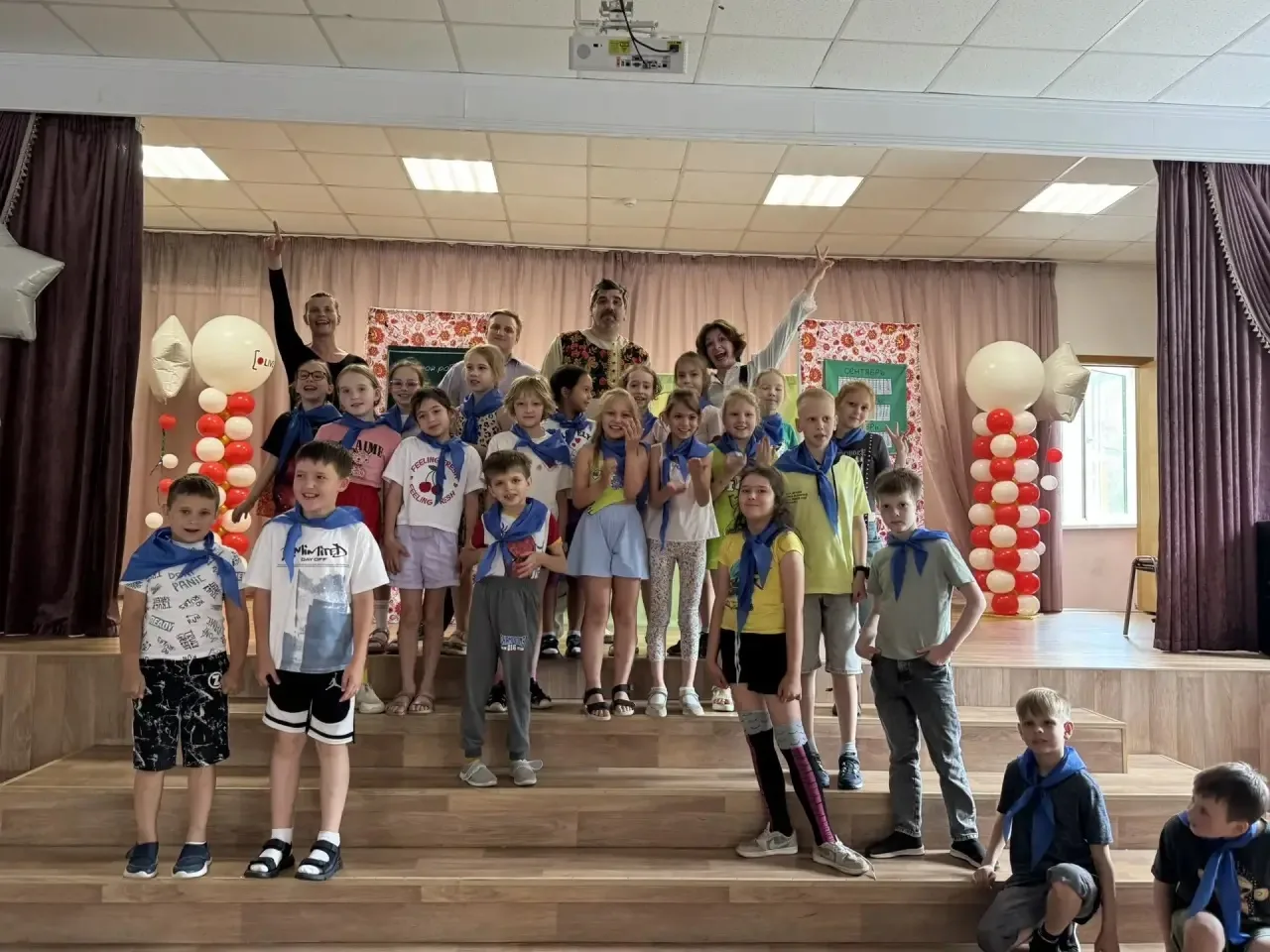 #Акватория_детства в #Гимназия53 
К ребятам в гости пришел человек-краевед со спектаклем «Супергерой