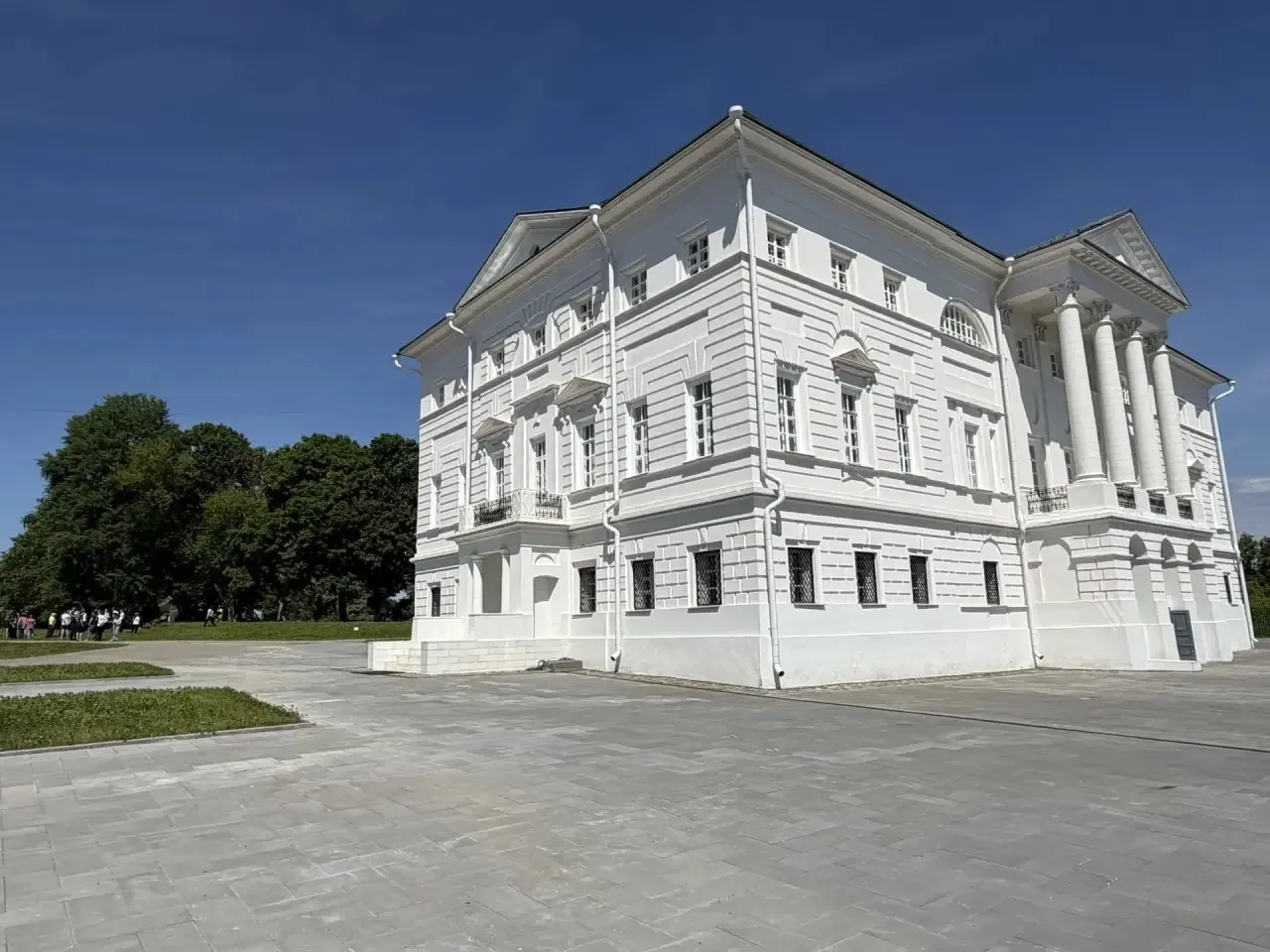 Не смог не пройтись по усадьбе Щепочкина. Это место с богатейшей историей, которое сегодня благодаря