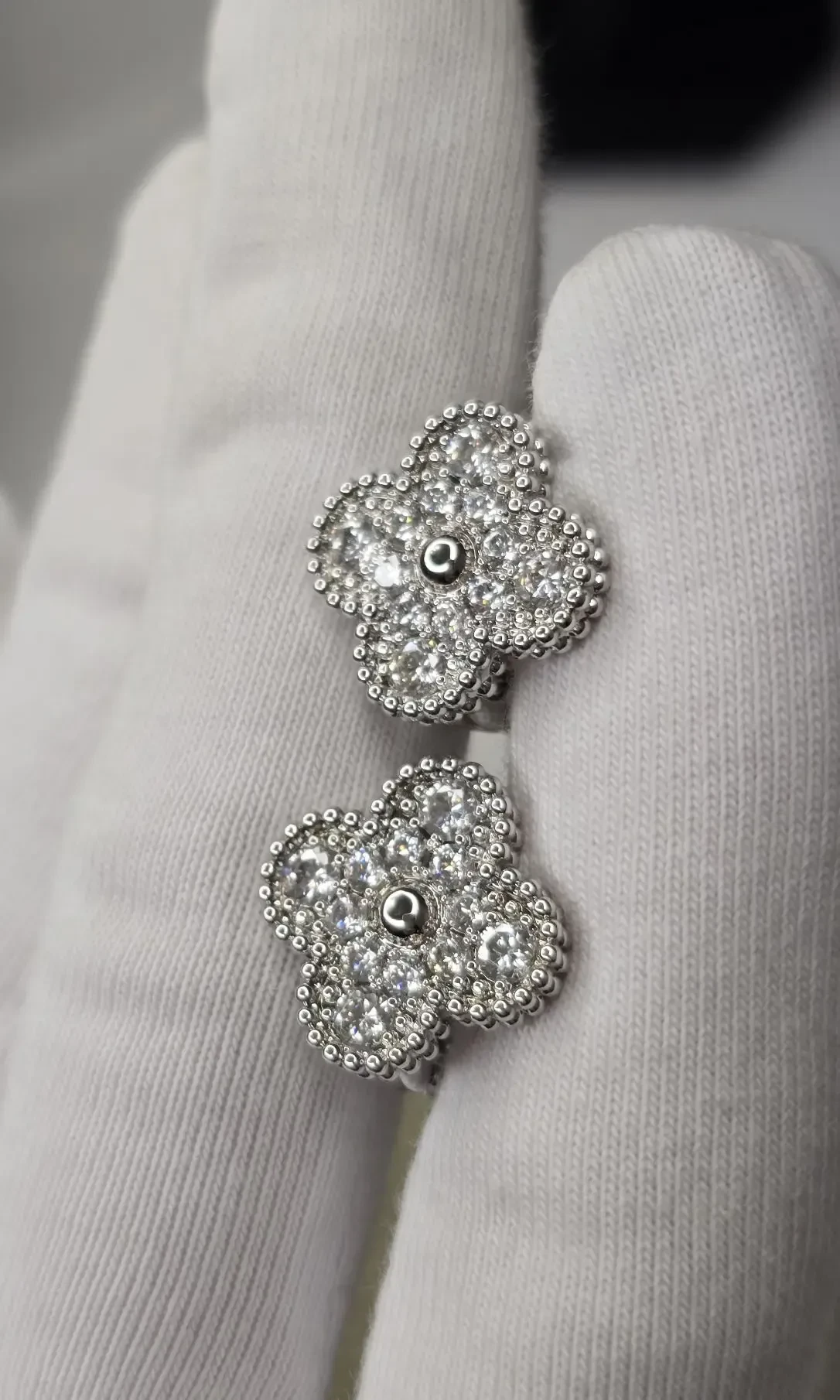 Серьги Van Cleef Arpels Perlee, муассаниты 

Цена 13 400 рублей 

Премиум качество
Гравировки бренда