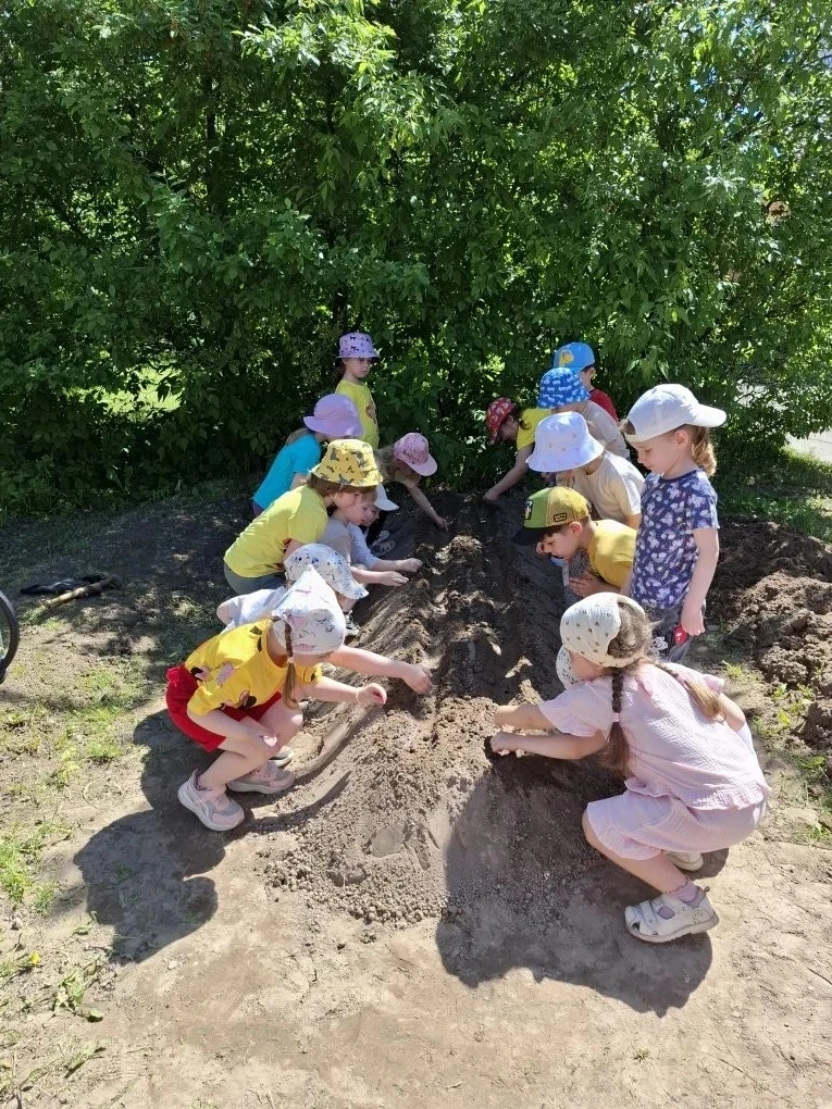 🌿 Маленькие огородники

Наши ребята посадили морковку, огурцы, кабачки и редиску. Теперь каждое утр