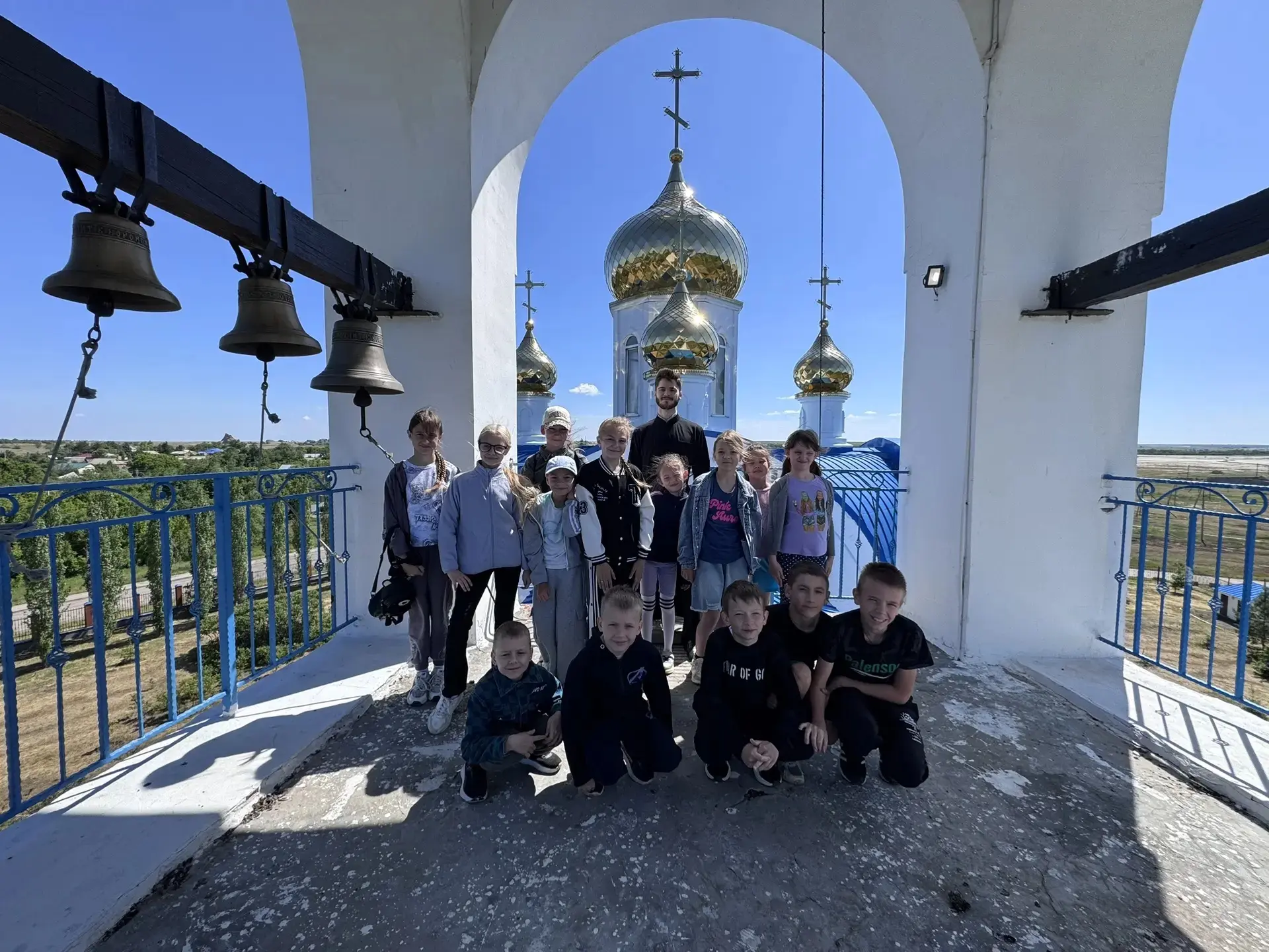 Четвертый день в лагере «Ромашка» запомнился всем! Ребята отправились на экскурсию в Храм иконы Прес