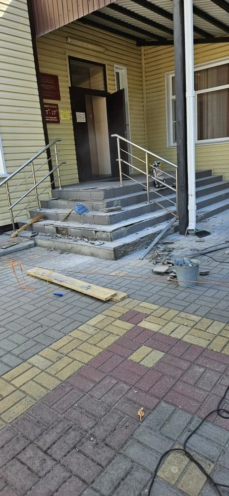 На время ремонта наши воспитатели стали настоящими малярами, дизайнерами и строителями! 💪 Идет акти