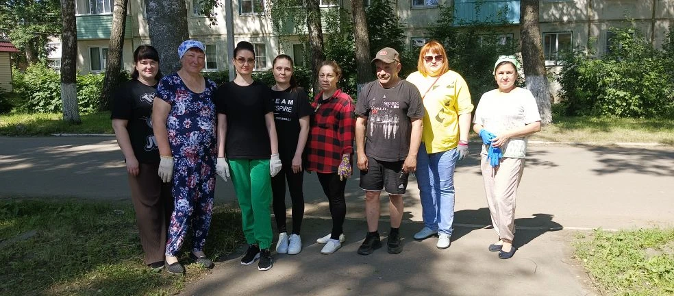 Наш поселок стал еще краше к празднику!

В преддверии Дня России сотрудники детского сада, Дома куль