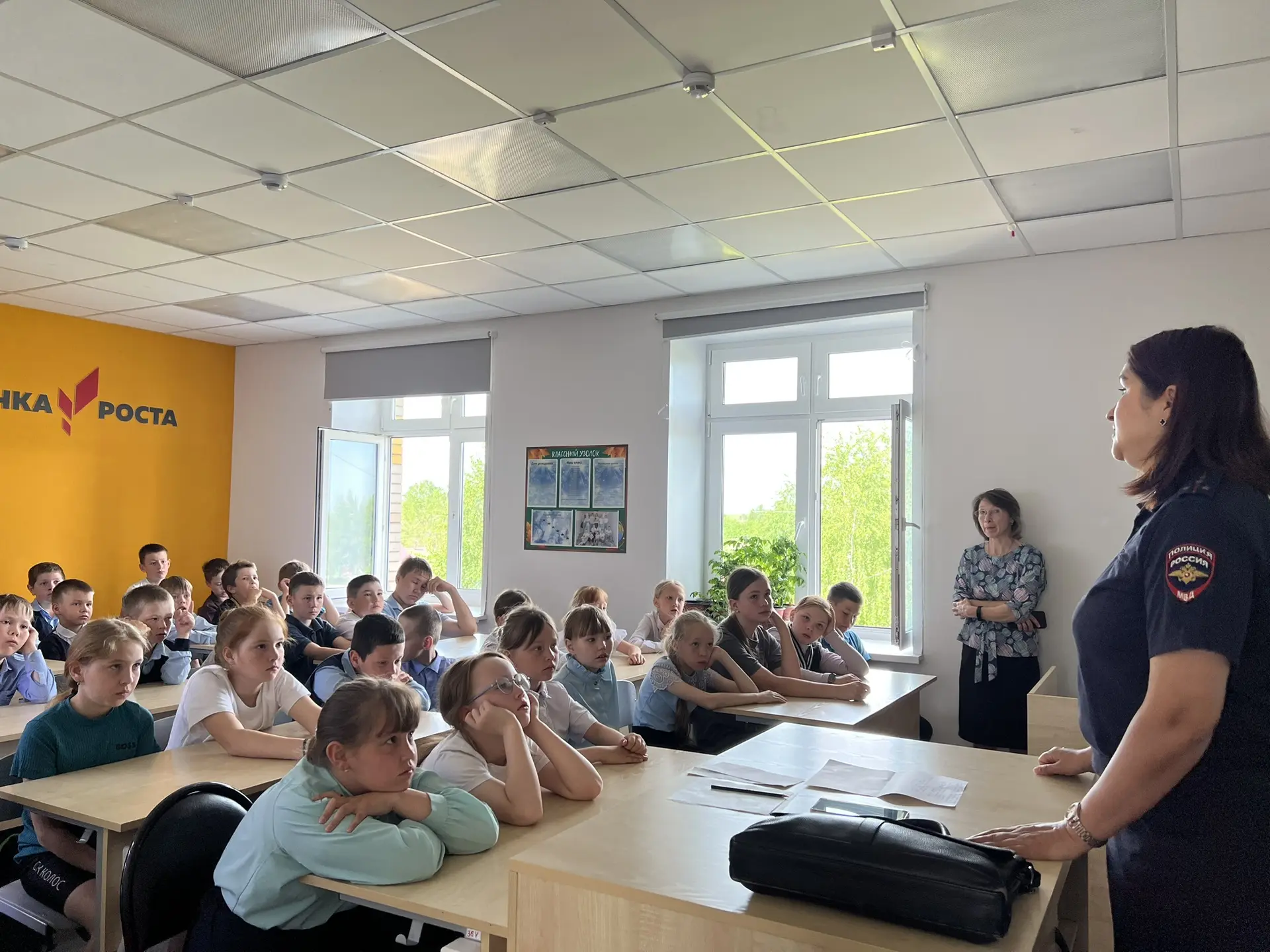 Сегодня, 20 мая, в рамках акции #Охраныправдетства в школе прошли беседы для детей всей школы. 
Бесе