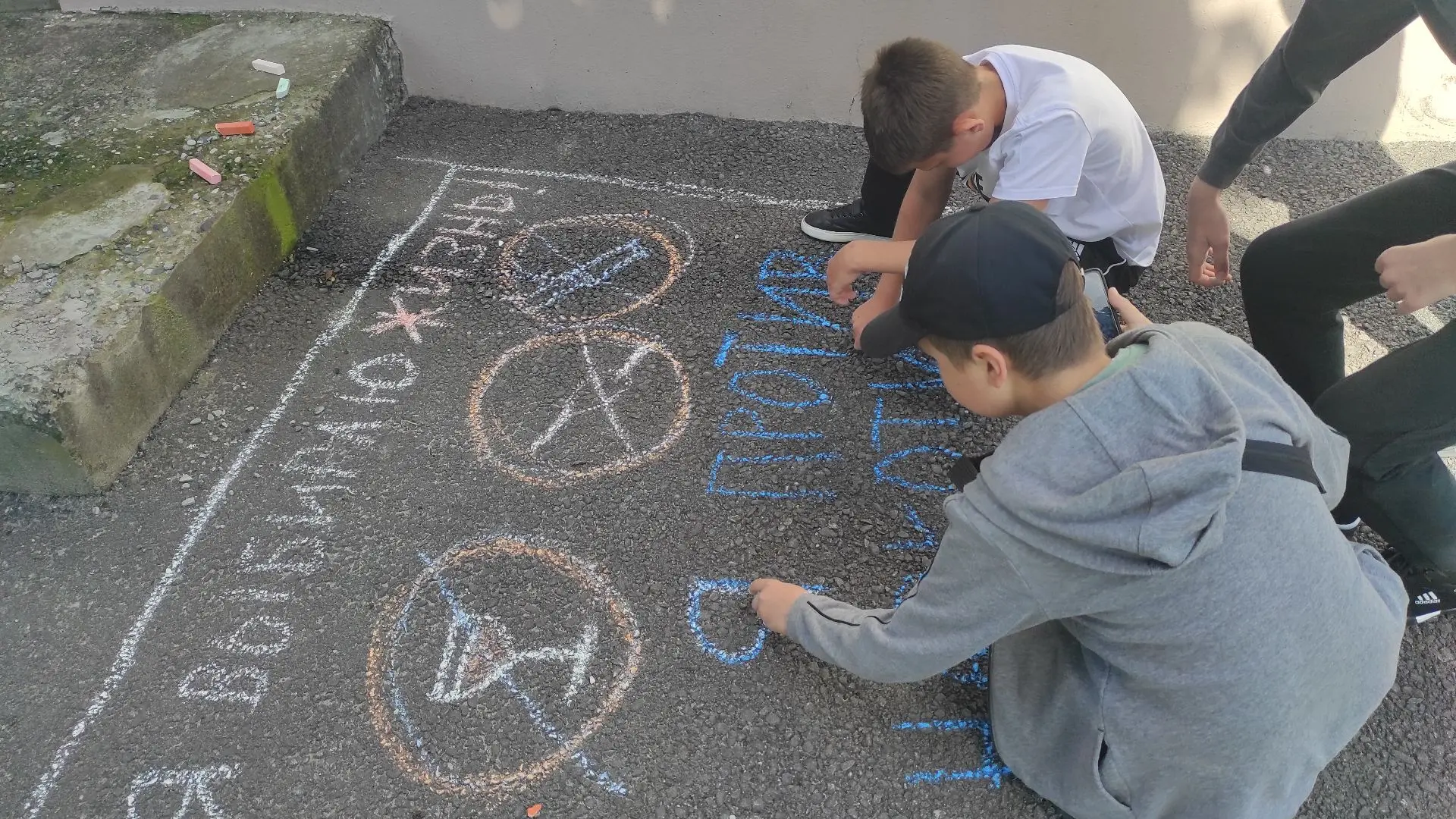 Яркие мелки против черной беды! 🖍️🚫 Наши дети ответили на главный вызов современности творчеством.