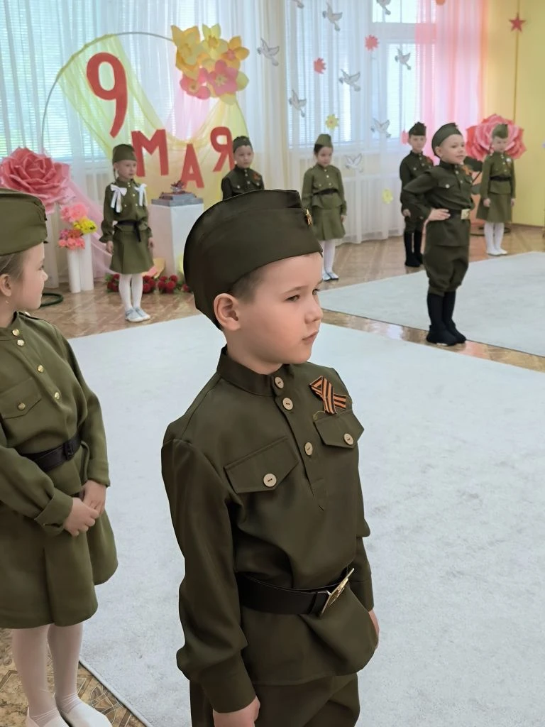 В детском саду — День Победы! 🌿

Торжественная линейка, минута молчания и шествие «Бессмертного пол