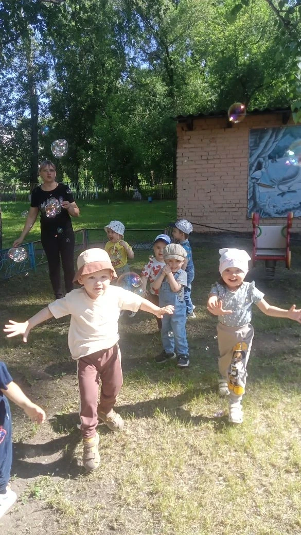 Подвижные игры на улице в первой младшей группе укрепляют здоровье, обогащают организм кислородом и 