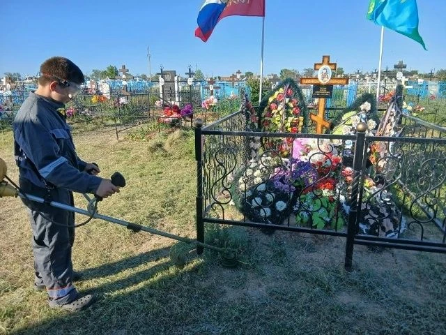 В преддверии Дня памяти и скорби обучающиеся 7 класс Камышковской школы приводили в порядок мемориал