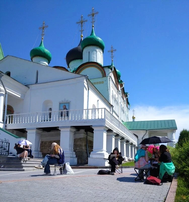 Пленэрные занятия закончились, но мы не перестанем делиться с вами фотографиями. ✨
 
Учащиеся вместе