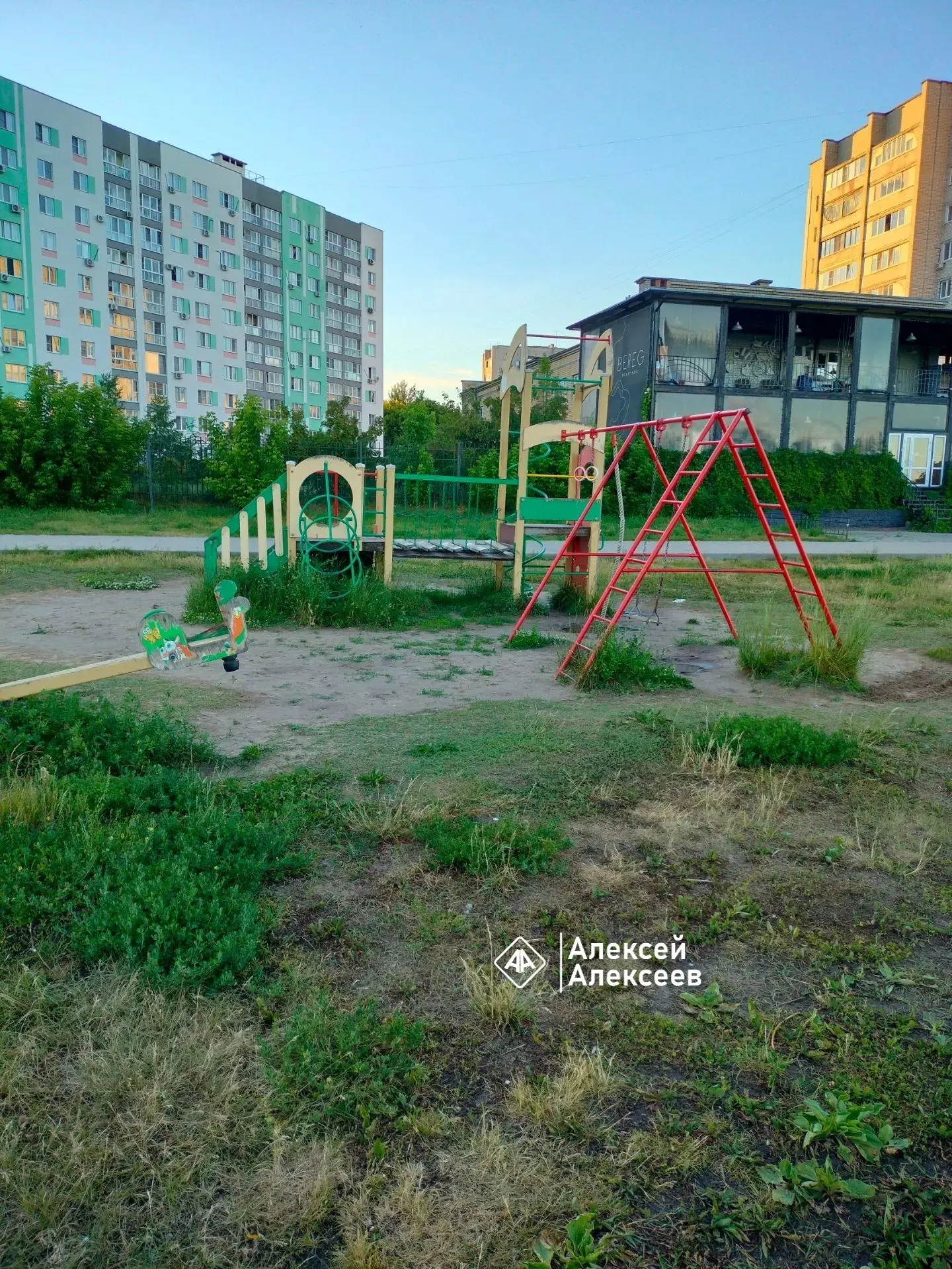 Дустятам писю

В октябре 2018 года пафосно открывали детскую площадку на Окской набережной. 

Тогда 