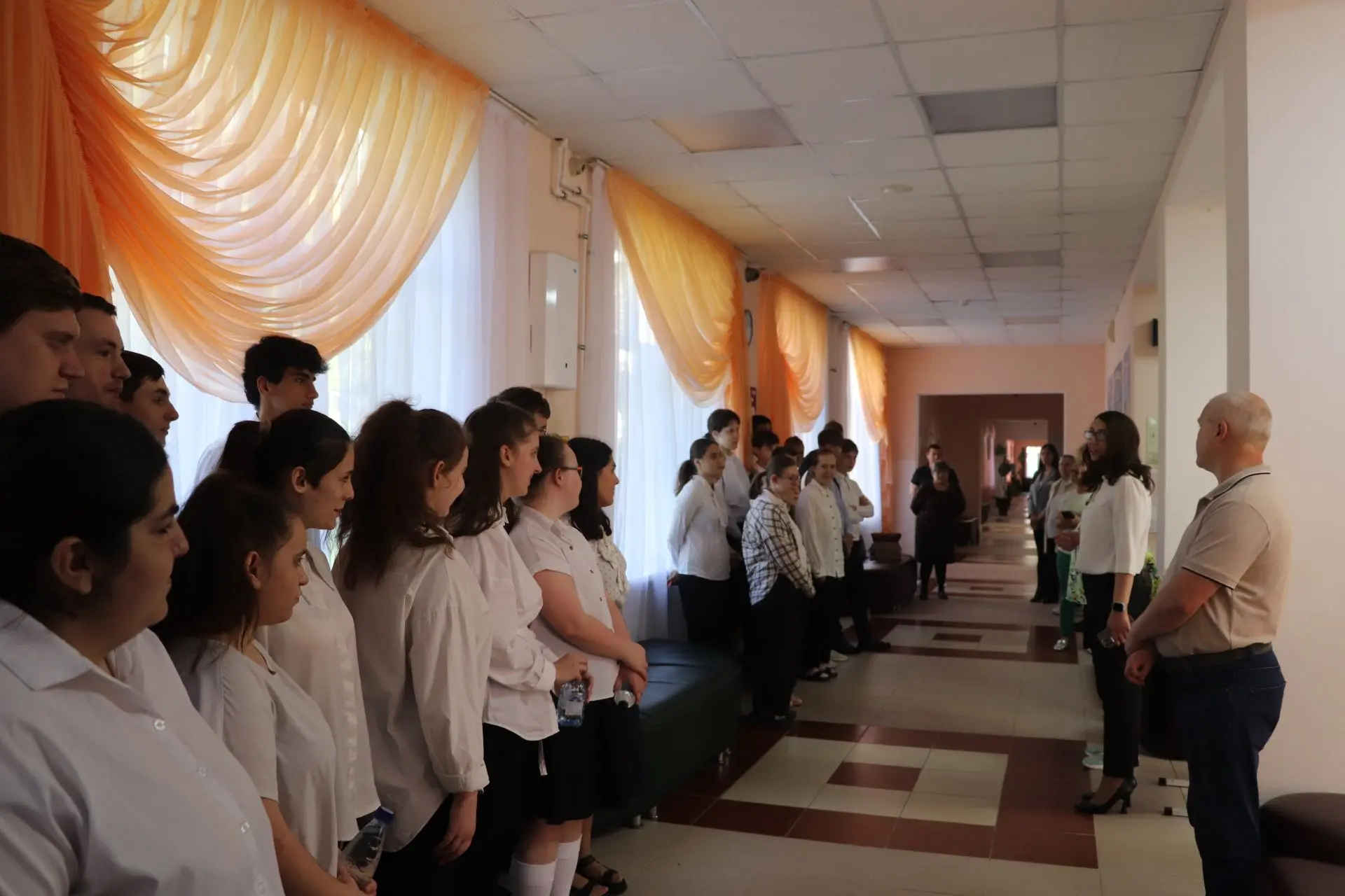 Торжественная линейка ознаменовала начало экзаменационной недели. 
Важный ритуал, проведенный директ
