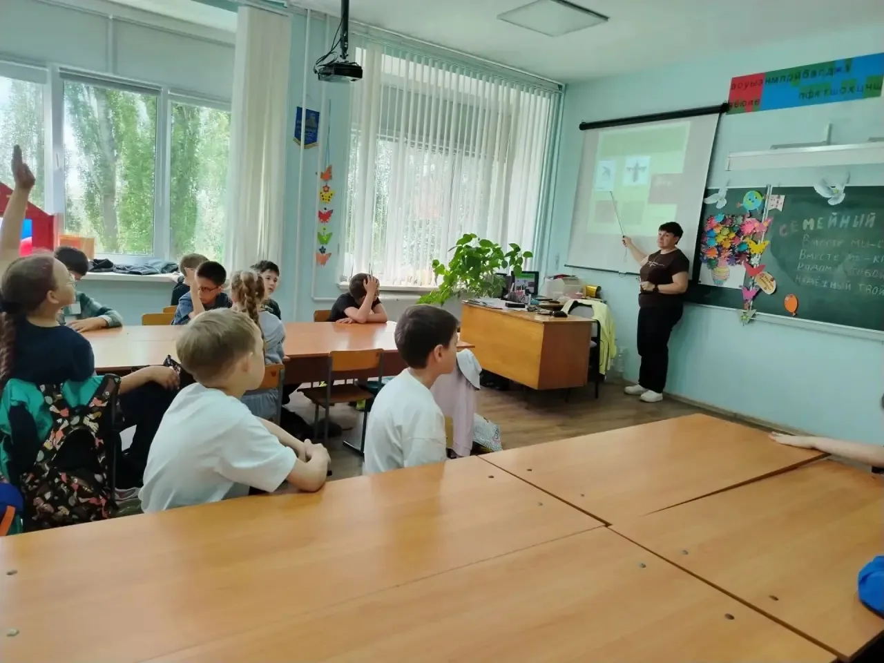Вот как прошёл ещё один день в пришкольном лагере "Солнышко"! Утро началось с бодрой зарядки, котора