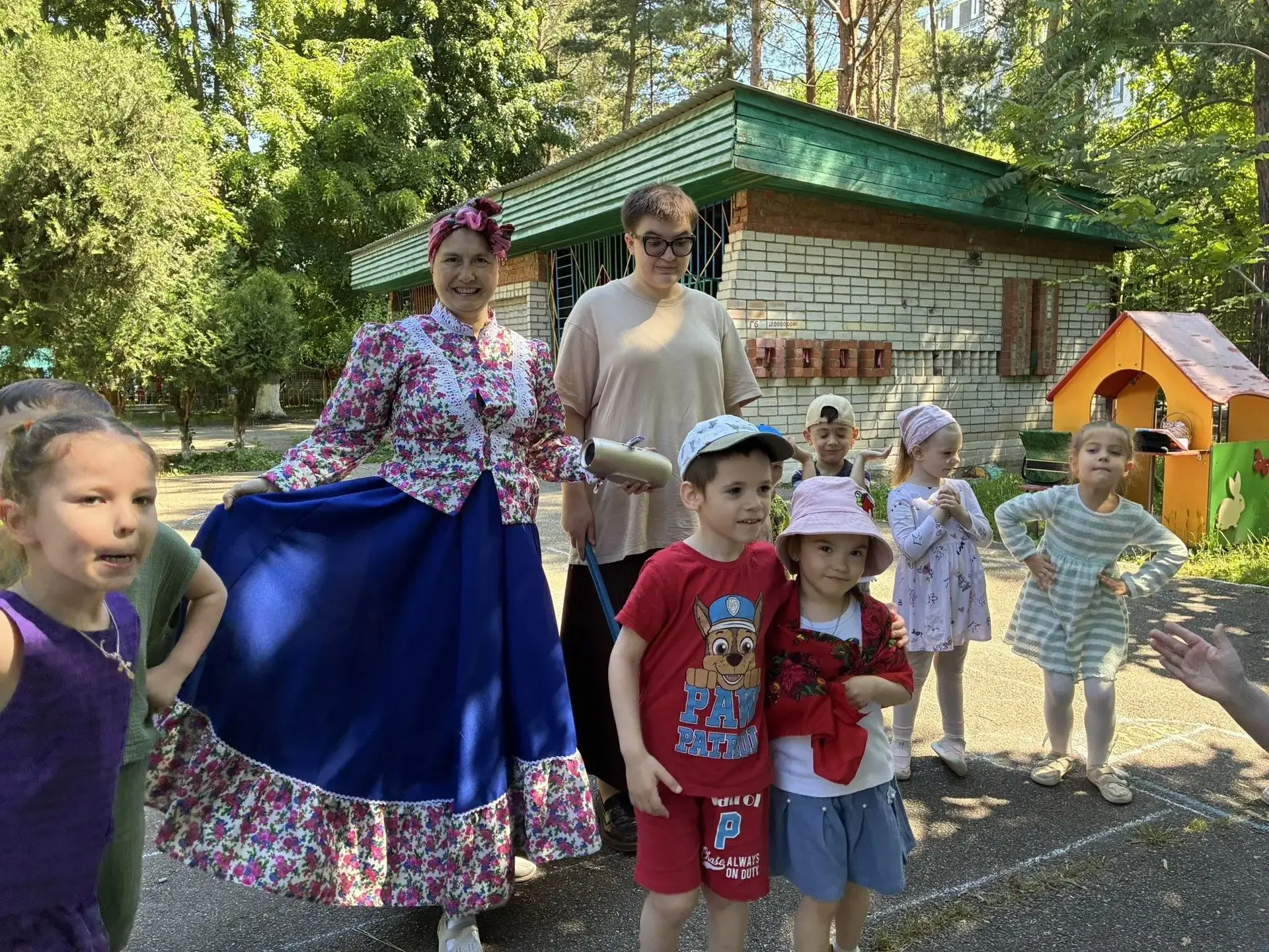 Родимый край, простор полей безбрежный, Хлеба стеной куда ни глянь…. Мы землю эту преданно и нежно З