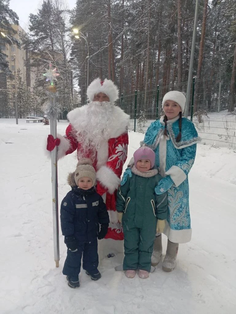 🎄🌨️ Новогодняя встреча с Дедом Морозом и Снегурочкой!
Сегодня всех наших ребятишек встретили любим
