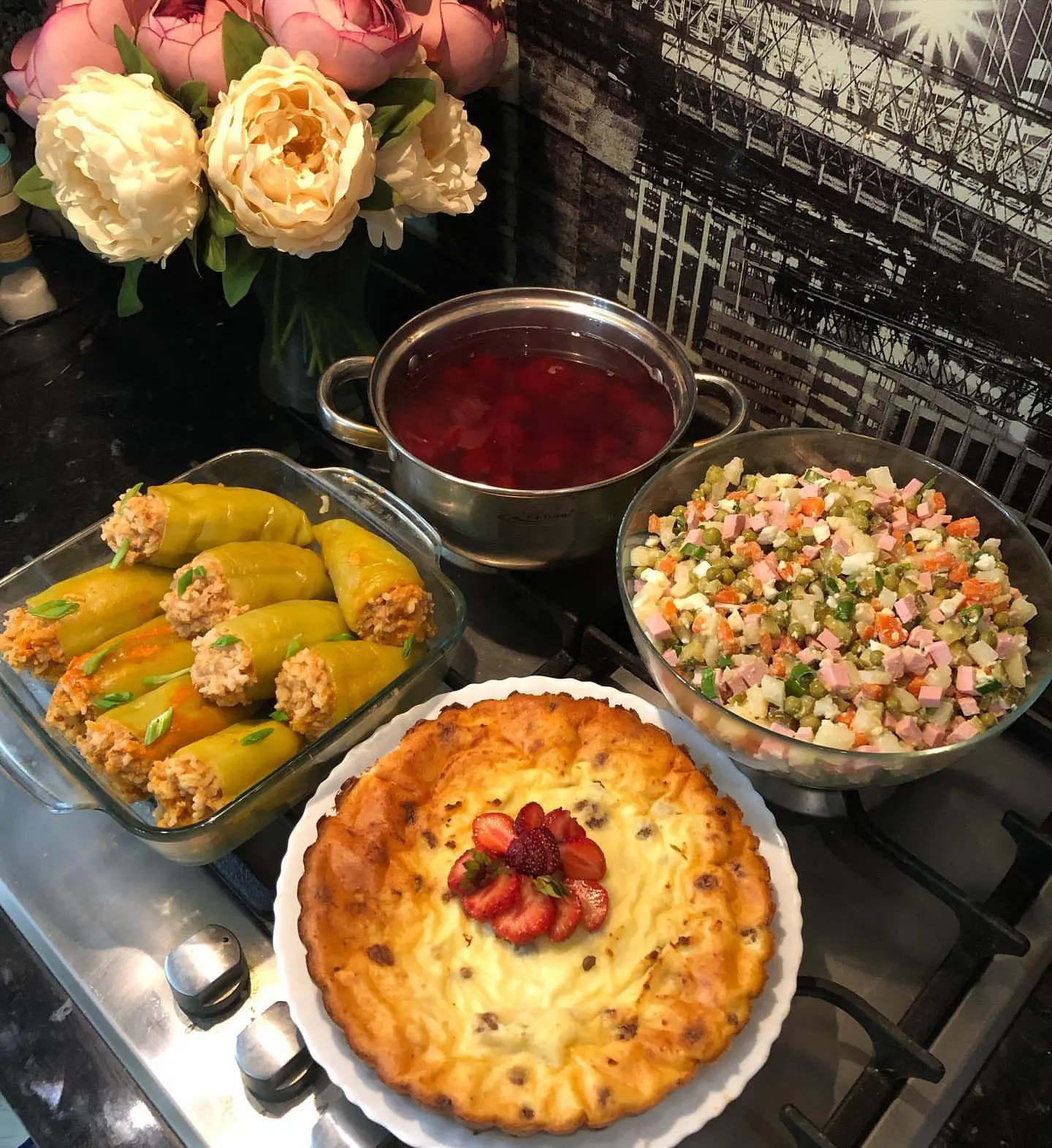 Меню на день 😋

📌Оливье с колбасой
📌Творожная запеканка
📌Перчики фаршированные
📌Клубничный комп